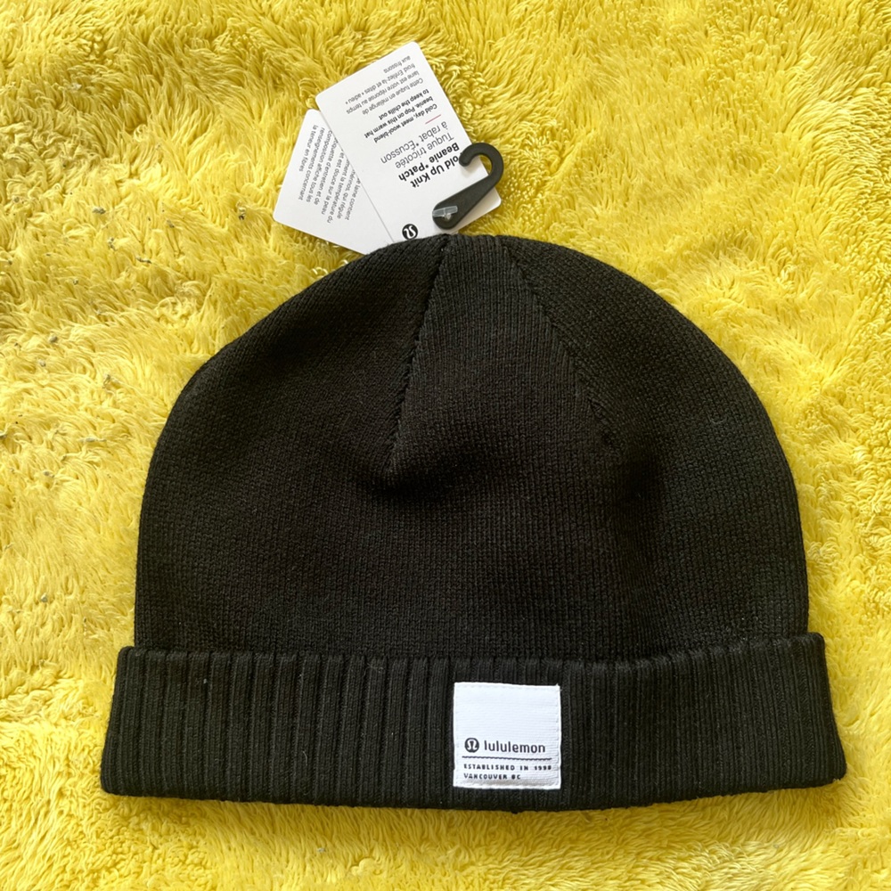 Lululemon black beanie NWT